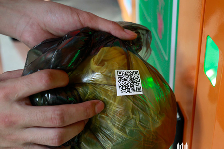 扫描垃圾袋上的二维码，翻开箱门，投放垃圾